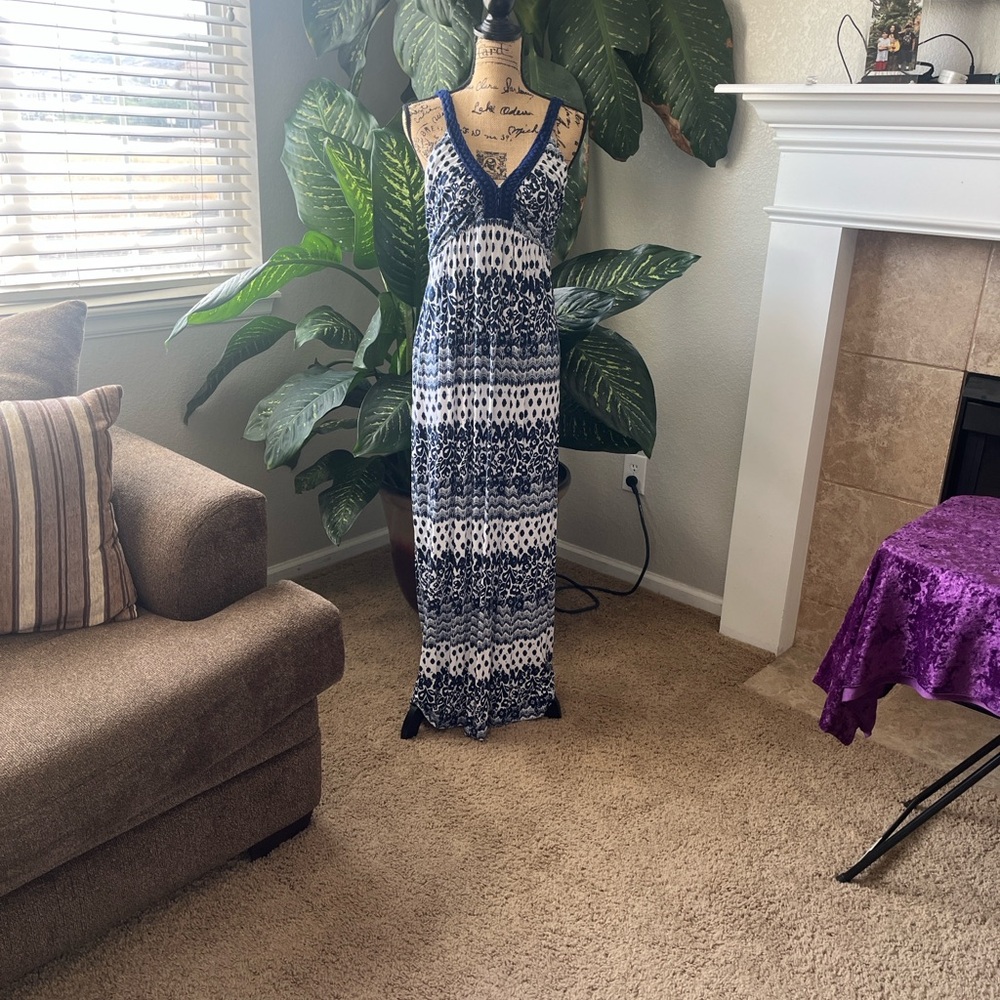 Design History Elegant Blue and White Maxi Dress This elegant maxi
